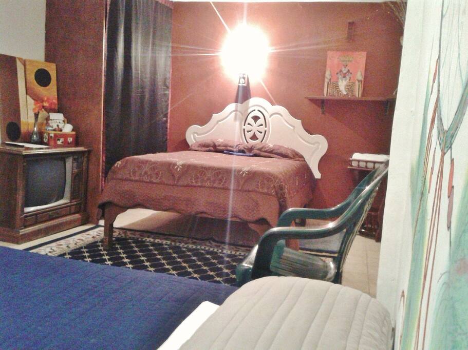 Aquí cuentas con aire acondicionado, ropa de cama, sábanas, almohadas, cobijas y toallas limpias. En el closet puedes guardar tu maleta y colgar ropa en ganchos.
