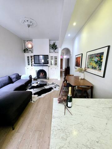 Spacious Luxury 4-Bedroom -near Grand prix/ Beach gallery image 2