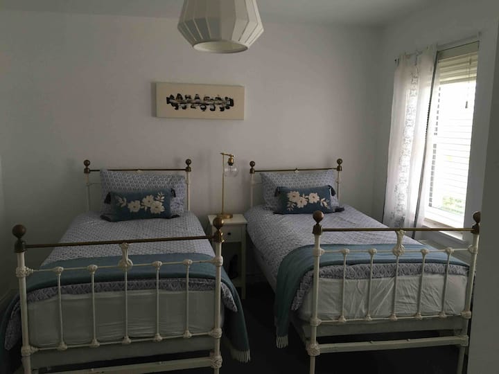 חדר שינה זוגי צמוד בקומת הקרקע 