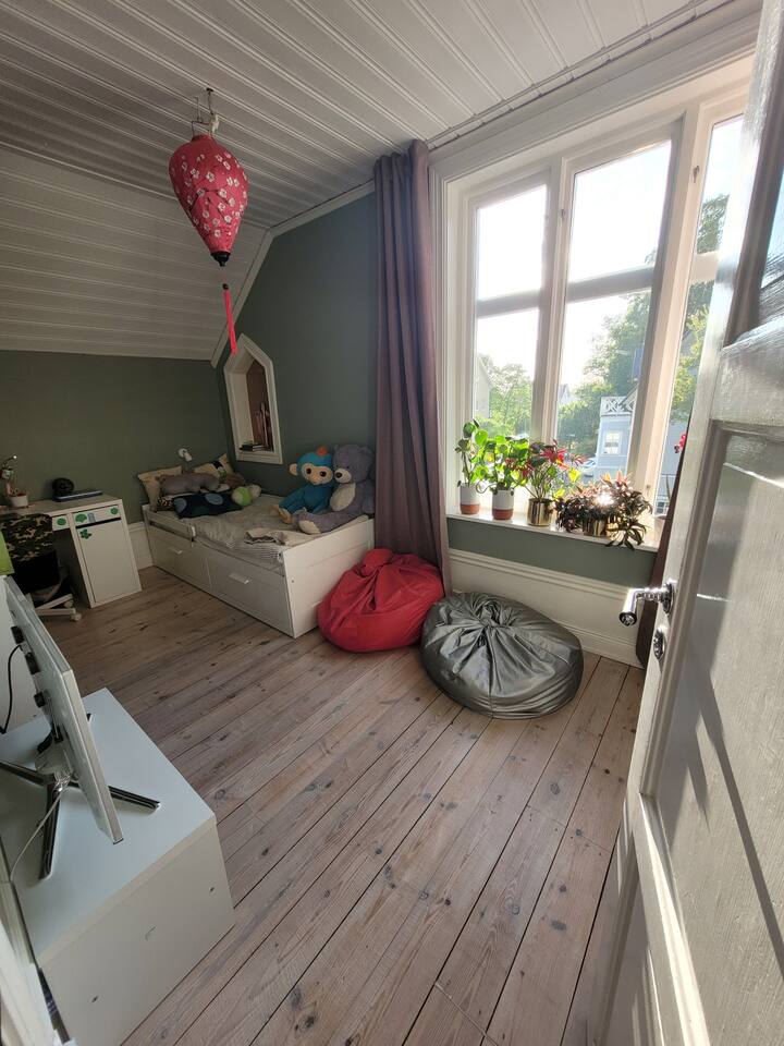 ห้องนอน 3. 1 เตียงเดี่ยว สามารถเปลี่ยนเป็นเตียงคู่ได้อย่างง่ายดาย สามารถนอนกับผู้ใหญ่ 2 คนในห้องเด็กนี้ได้