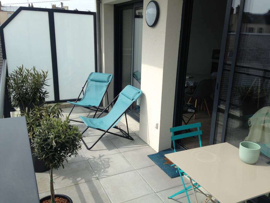 Terrasse plein Sud de 12m2 équipée
