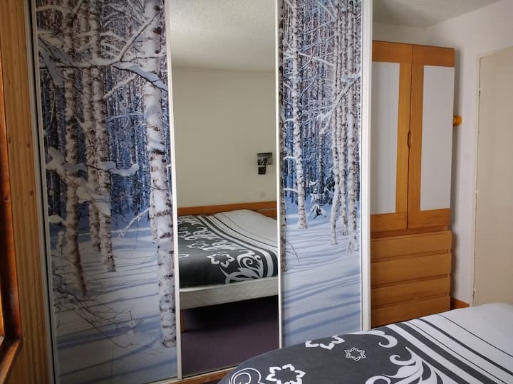 Spavaća soba s ormarima i prostorom za odlaganje
