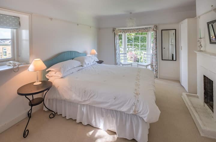 dhomë dopio me krevat dopio "queen", basen dhe pamje nga deti