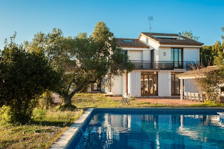 Private room in Villa with pool, Calafell