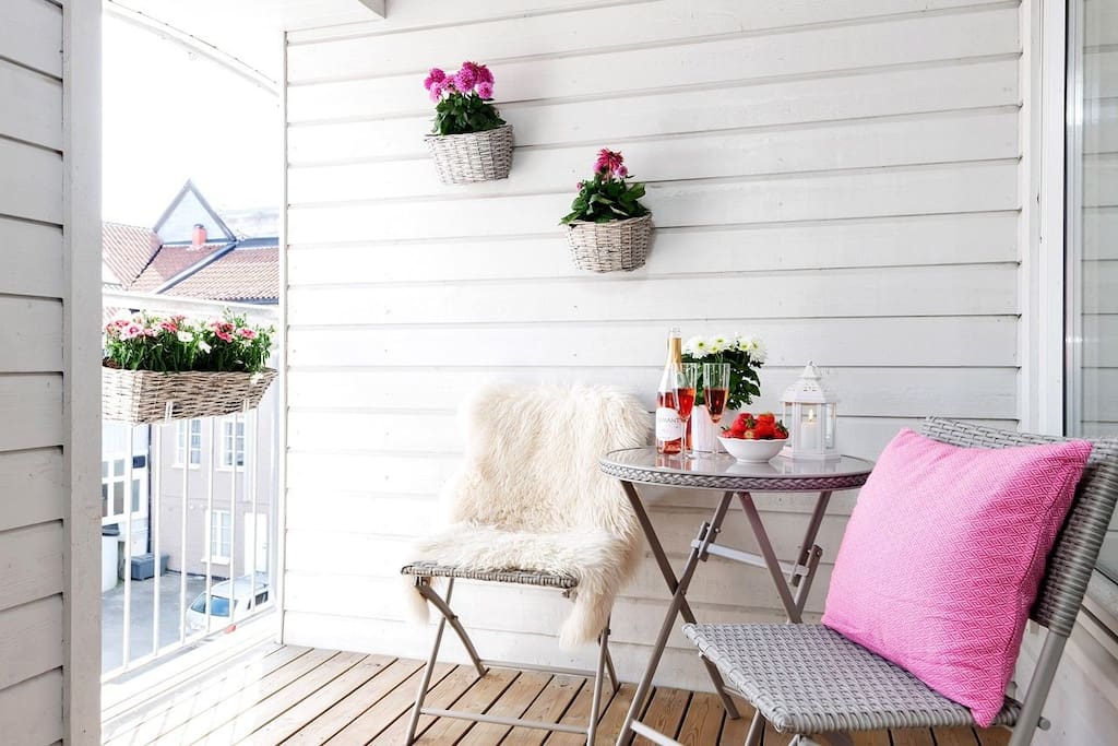 Cosy porch facing quiet back yard - Koselig veranda ut mot rolig bakgård