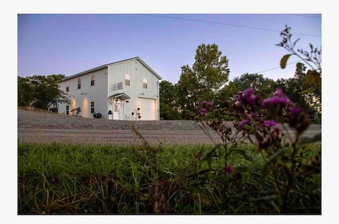 The Barn at Shamrock Farm, Modern Farmhouse Athens