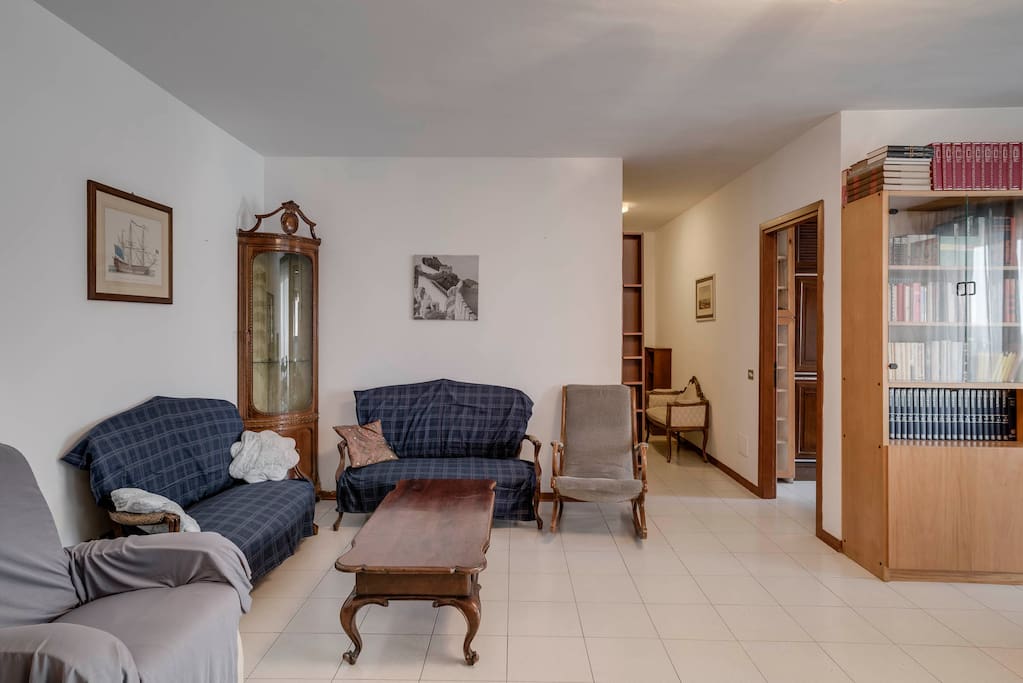 Zona giorno living con comodi divani e poltrone