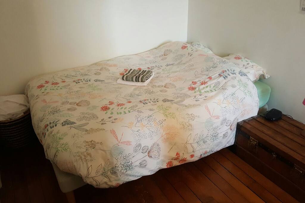 Chambre avec le nouveau lit (140x200, sommier en bois, matelas 18cm)