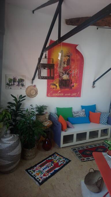 Détail de la grande pièce de vie avec banquette pouvant servir de lit d'appoint pour un enfant