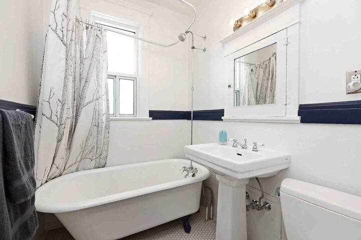 Classic 5 BDRM High Park Family Home/WFH/Pets OK gallery image 5