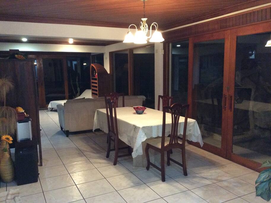 Comedor y sala de estar.
