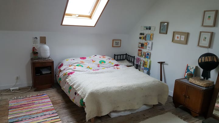 המיטה למעלה מתחת לעליית הגג של הבית