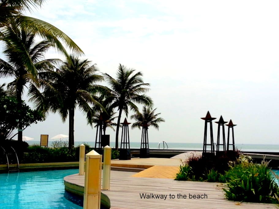 Nearing the end of the graden walkway to the infinity pool
