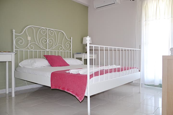 Კეფალონიის ბინები: სპარტიის 2-საძინებლიანი ბინა - ერთ-ერთ საძინებელში არის ორადგილიანი საწოლი