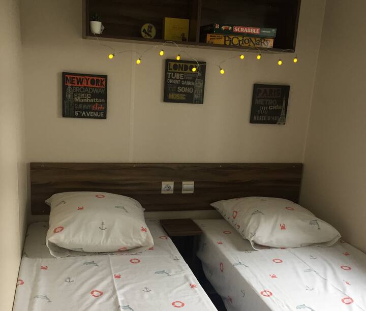 ห้องนอน 3 พร้อมเตียงเดี่ยวสองหลังขนาด 80 x 190 ซม.