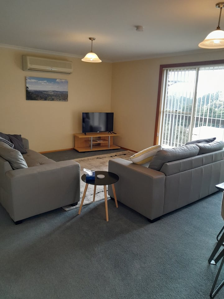 Trail House. Spacious 2 Bedroom House - Tasmania