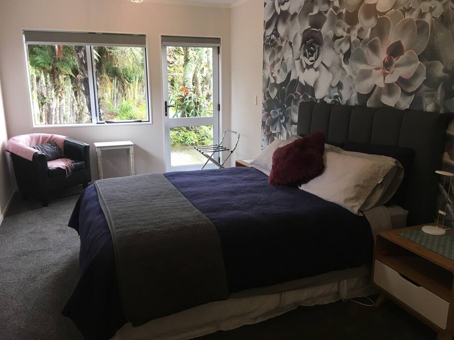 Separate bedroom, Queen bed