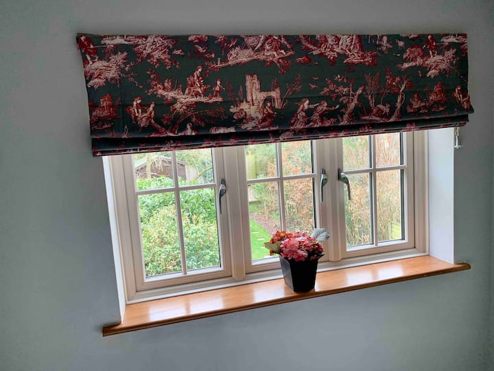 يطل السرير 2 على الحديقة الخلفية. تم تركيب نوافذ جديدة في عام 2023.