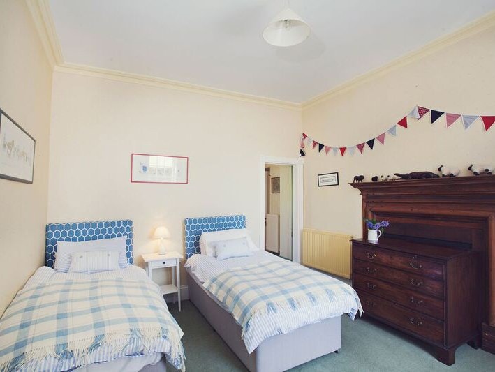 Tweepersoonsbed op de 1e verdieping met gedeelde jack & jill ensuite badkamer