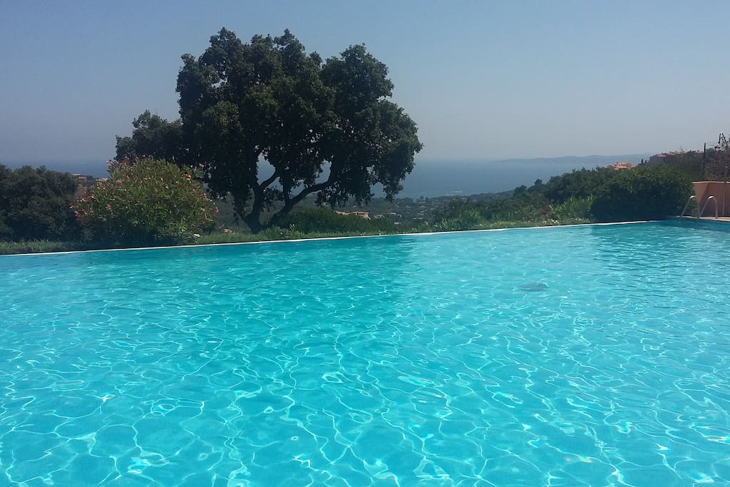 Piscine à débordement à 200 mètres de l'appartement