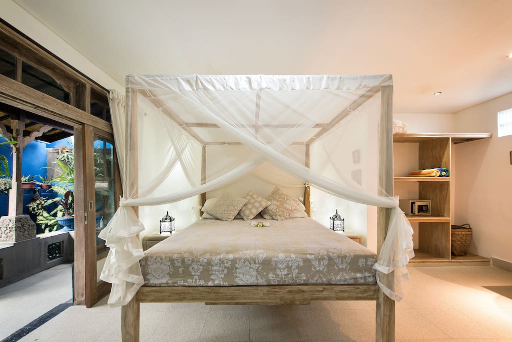 Sandat suite King bed, romantic draped mosquito net, quality linens, enclosed ensuite bathroom. With AC, fan, and 1-2 extra beds for 2 (<12) children sharing this room.