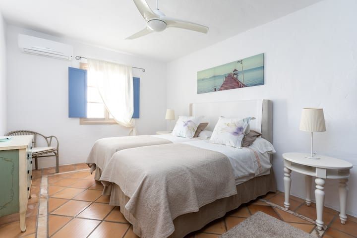 חדר שינה מואר (2) עם חדר רחצה צמוד. מיטת קווין סייז או 2 מיטות יחיד.