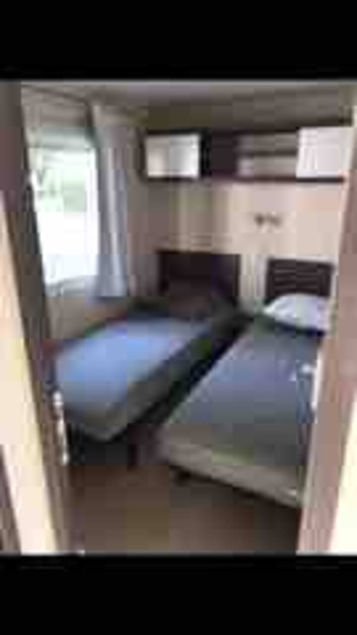 Две спални с две легла 80 см 