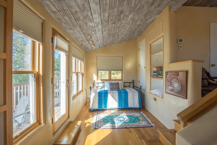 Მაღლა ლოფტი ოსტატისგან მოშორებით - მოიცავს საწოლს 