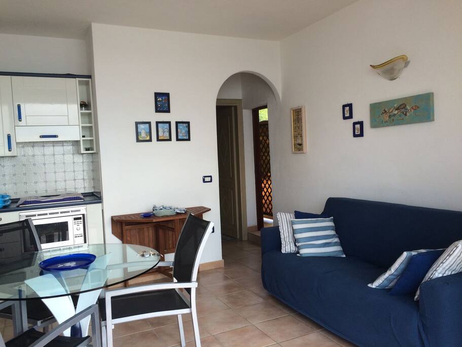 ancora sala con angolo cottura e divano letto