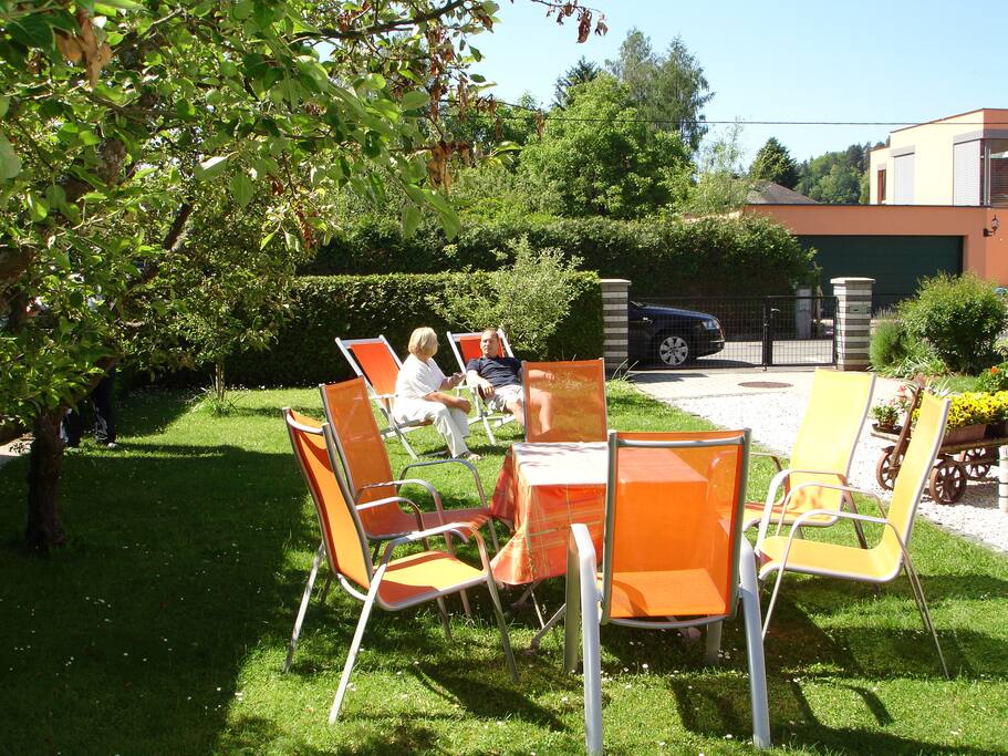 der große Garten lädt zum relaxen und grillen ein :-)