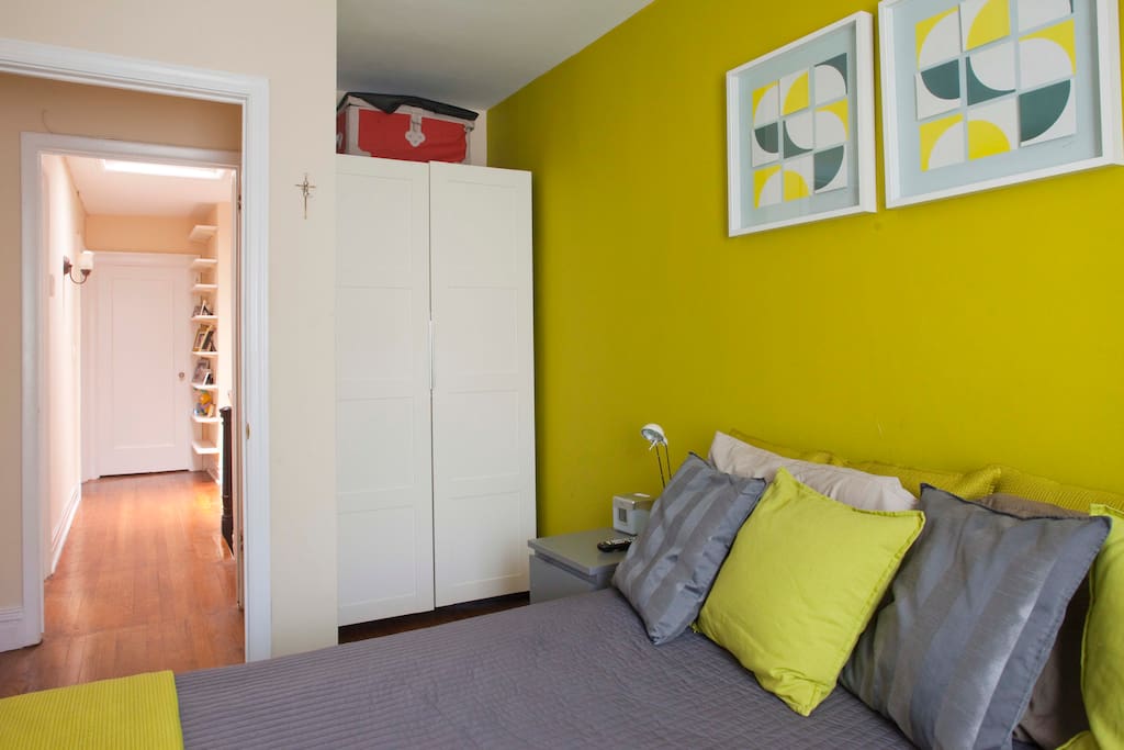 Cozy Bedroom with Queen size bed, AC, TV, Wifi and closet