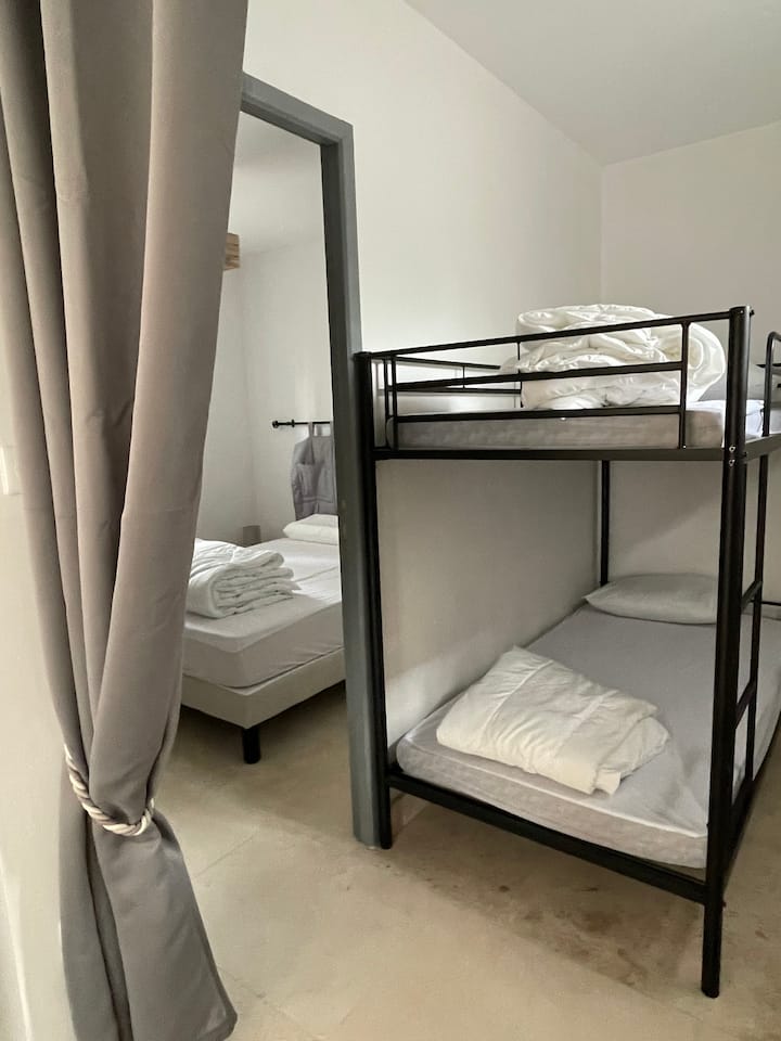 Muhtasari ( Chumba cha kulala 2, vitanda bunk) ya 90, godoro mlinzi, na duvet na mito mstatili