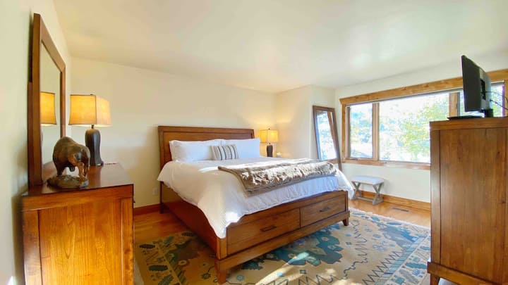 מקום מפלט ראשי עם מיטת קינג - סייז ומרפסת פרטית עם נוף להר הסקי ביבר קריק. טלוויזיה עם נגן DVD (ללא כבלים). חדר רחצה ראשי צמוד עם כיורים כפולים. 