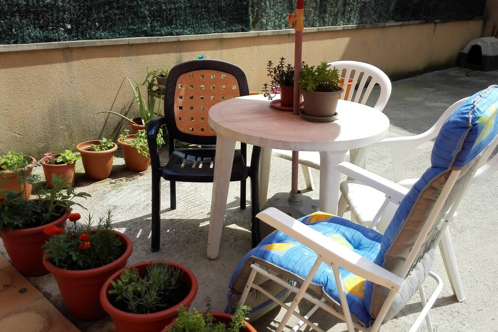 Espai agradable a la terrassa per fer els ápats o pendre el sol.
Petit hort urbá!!!