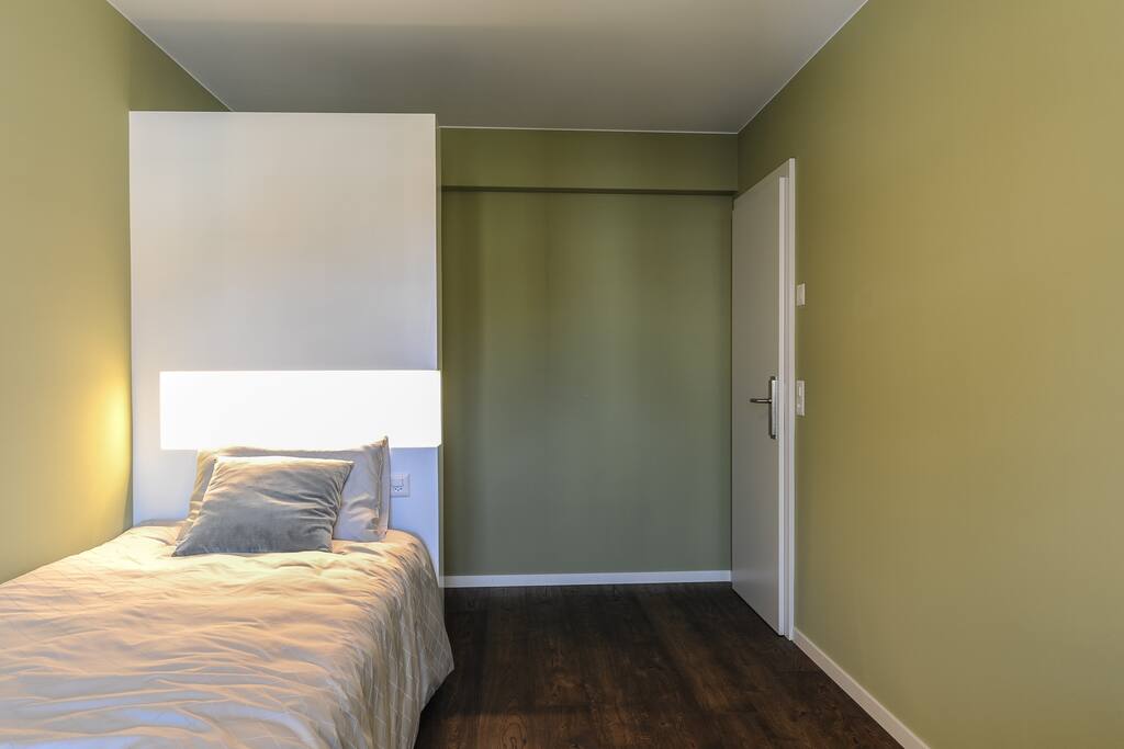 Bett, Schrank und Eingang