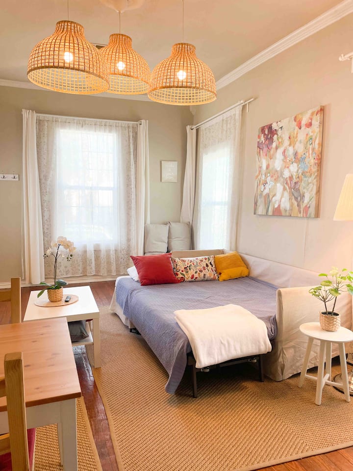 Salon : le canapé-lit se transforme en un grand lit. Un total de 4 personnes peuvent séjourner dans la maison. (il y a des frais par voyageur et par nuit après 2 voyageurs)