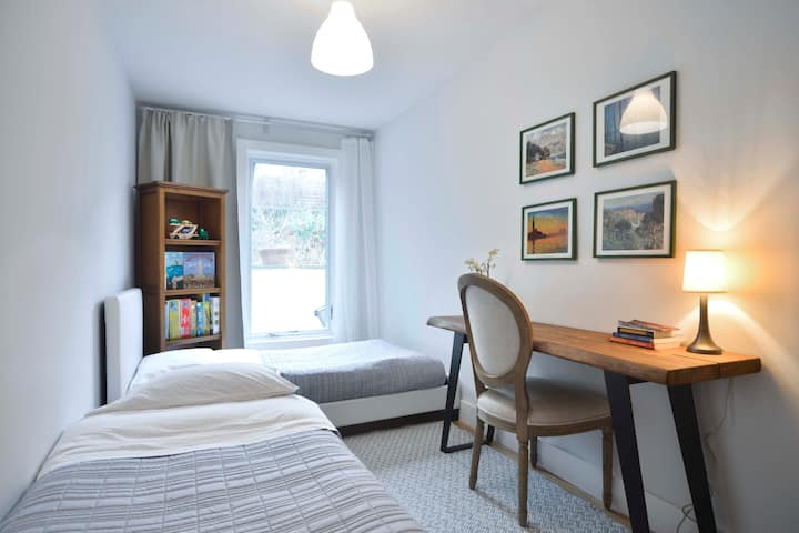 朝南的第二间卧室可容纳一张单人床和一张折叠单人床