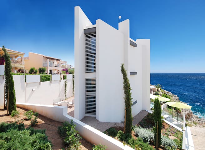 Mallorca-Design-Villa in 1. Meereslinie (BJ 2018)