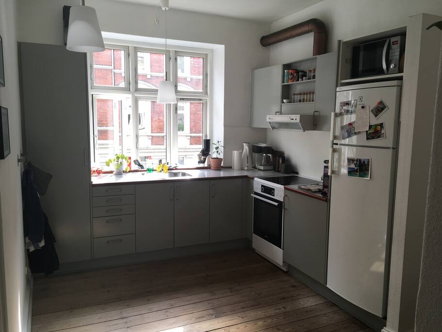 Køkken med alt nødvendigt køkkenudstyr.