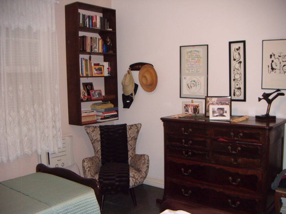 mesmo quarto, em outro ângulo.