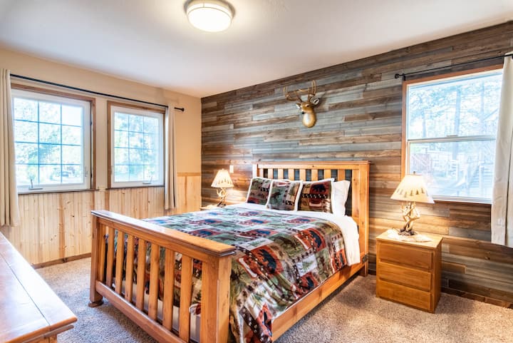 4号卧室配有标准双人床、全新的床上用品和床单（ 2019年11月）。