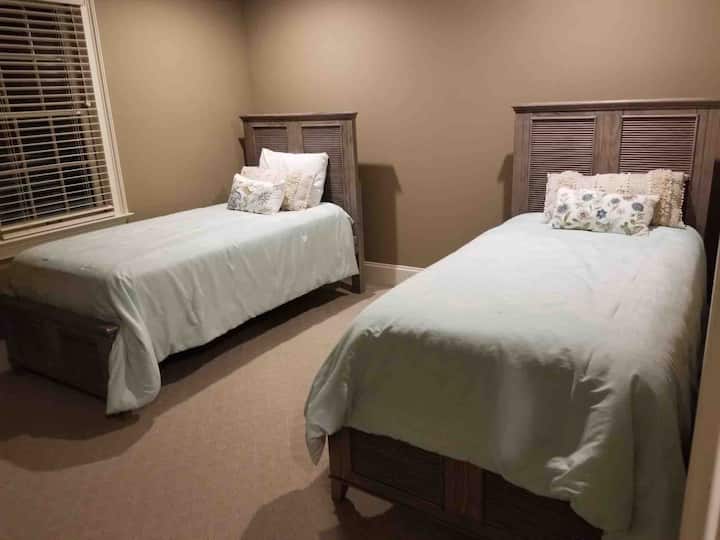 Zweites Schlafzimmer im Keller mit zwei Einzelbetten 