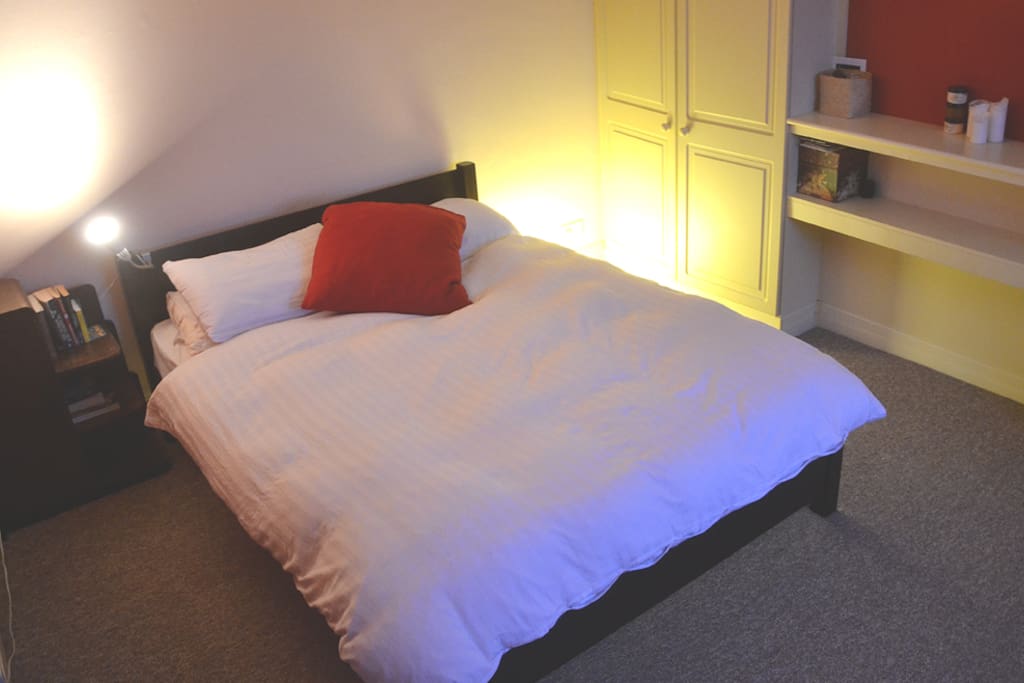 Kingsize bed in peaceful room