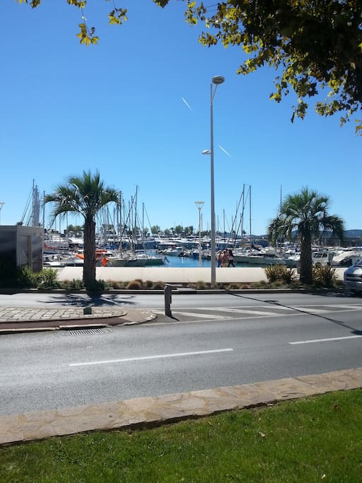 PORT DE ST RAPHAEL A 300M A PIEDS
