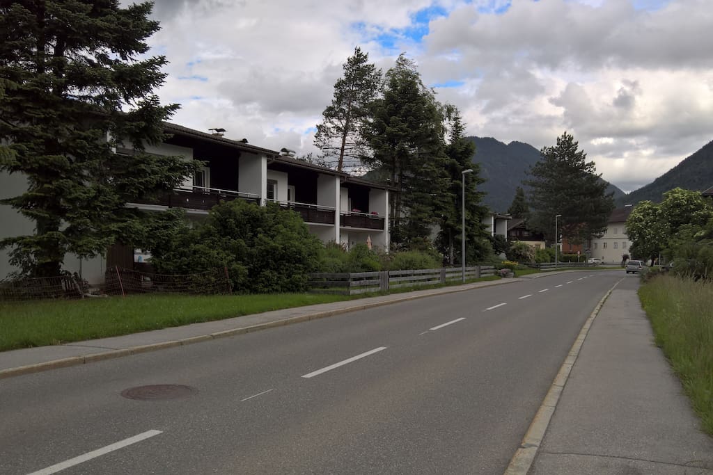 Planseestrasse in Blickrichtung Tauern, Plansee