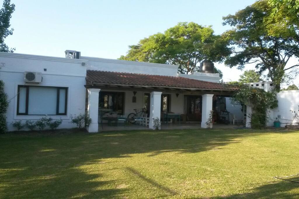 Amplia galeria con asador y jardin