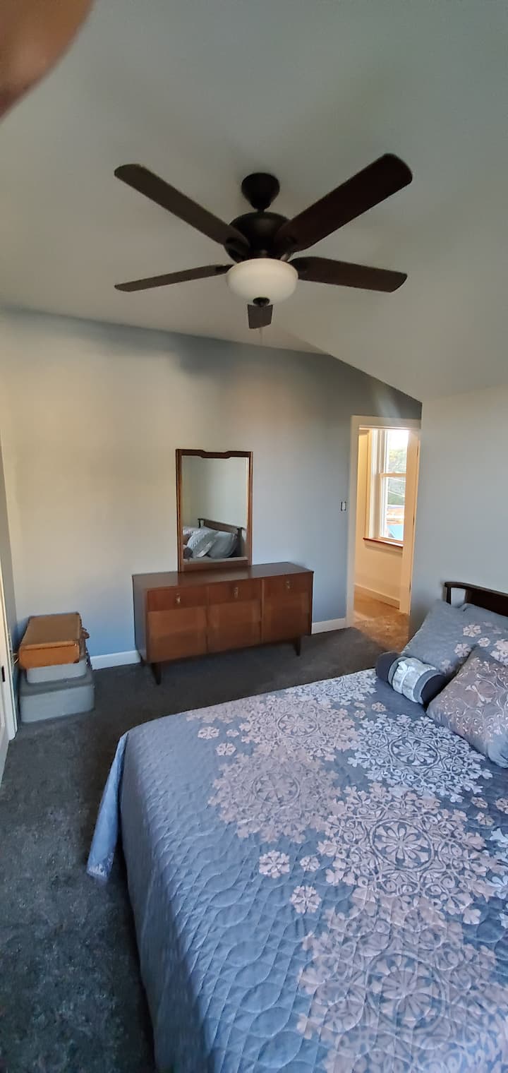 Camera da letto due. Materasso in memory foam in gel di grandi dimensioni.