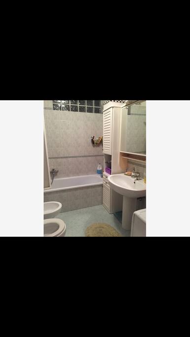 Bagno con doccia e vasca