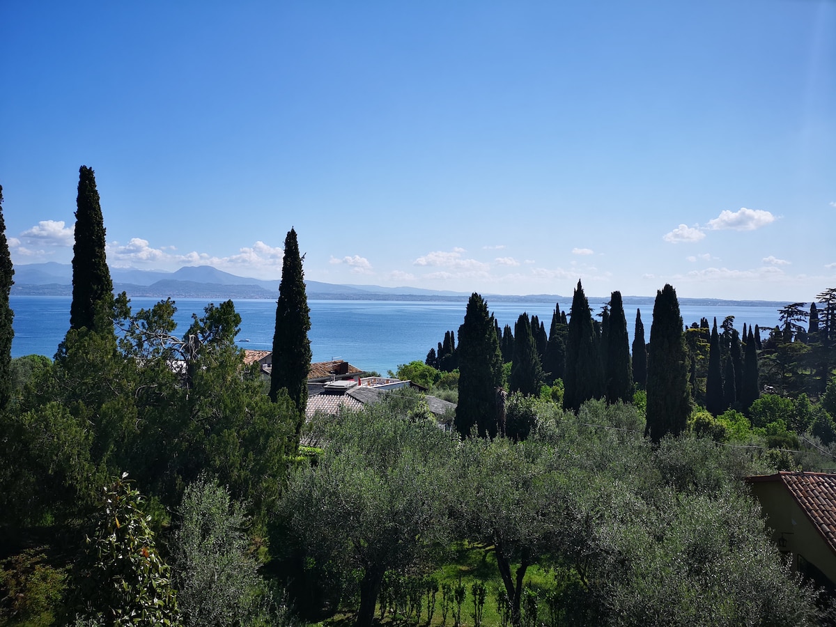 Pamje nga liqeni nga dhoma