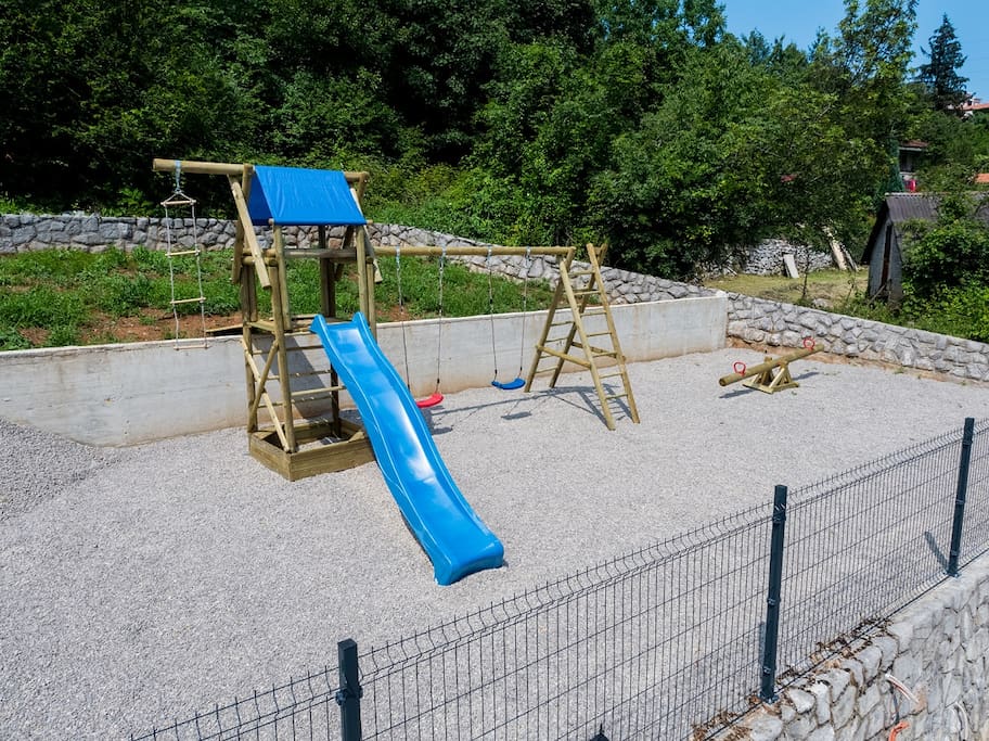 Dječje igralište u dvorištu Ville Alternus